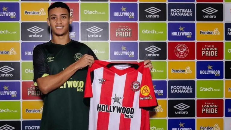 Gustavo Nunes em apresentação pelo Brentford (Foto: Divulgação/Brentford)