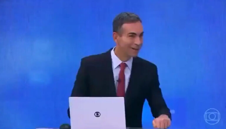 VÍDEO: Apresentadores da Globo fazem ironia com "toc toc toc" e internet relaciona com Bolsonaro