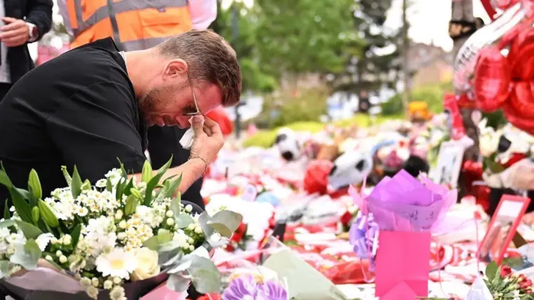 Ex-capitão do Liverpool visita memorial criado por torcedores a Diogo Jota no estádio Anfield Ex-capitão do Liverpool visita memorial criado por torcedores a Diogo Jota no estádio Anfield