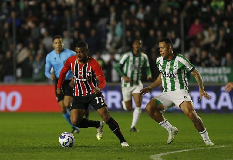 São Paulo vence com golaço de Luciano e complica Juventude