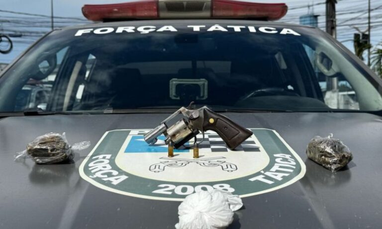 PM encontra arma e drogas após perseguição em área de mata no Novo Aleixo