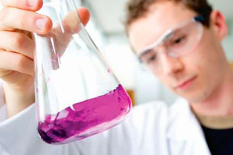 Os laboratórios podem detectar PFAS até uma parte por trilhão (Foto: Divulgação)