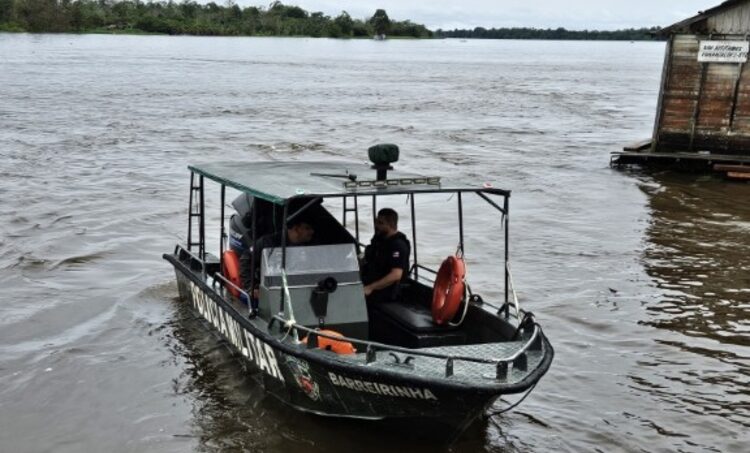 Polícia prende homem por ferir cabeça da esposa e filha com timão de embarcação no AM