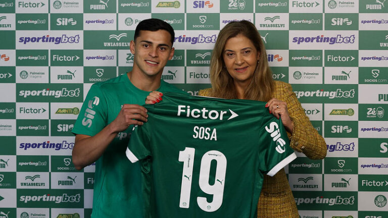 A presidente Leila Pereira, da SE Palmeiras, apresenta o mais novo atleta do clube Ramón Sosa (Foto: Cesar Greco/Palmeiras)
