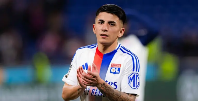 Thiago Almada, meia-atacante argentino, com a camisa do Lyon (Foto: Divulgação/Lyon)