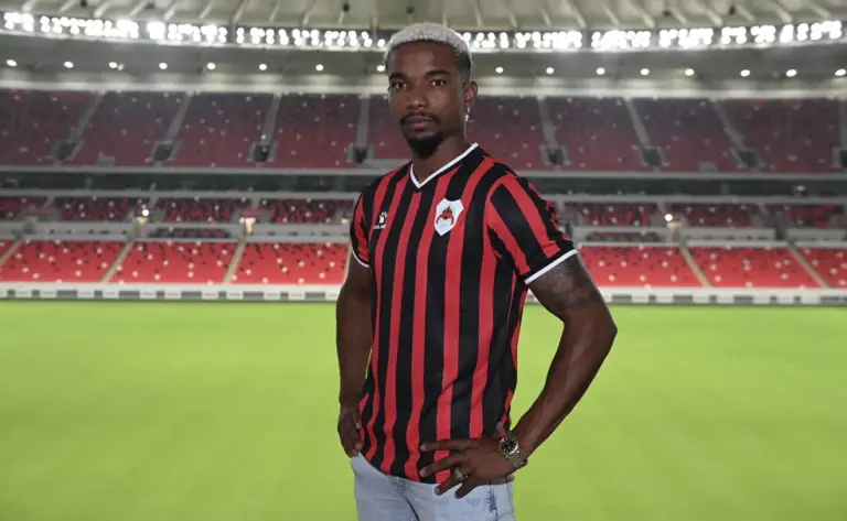 Thiago Mendes com a camisa do Al-Rayyan (Foto: Divulgação/Al-Rayyan)