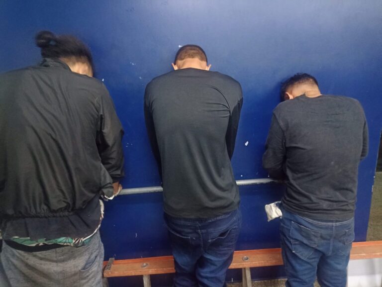Trio é preso após invadir e tentar roubar produtos da loja O Boticário em Manaus
