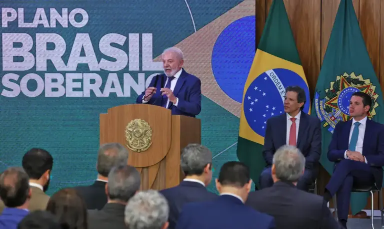 Lula anuncia plano de R$ 30 bilhões contra tarifaço e diz ao Congresso: "Agora a bola está com vocês"