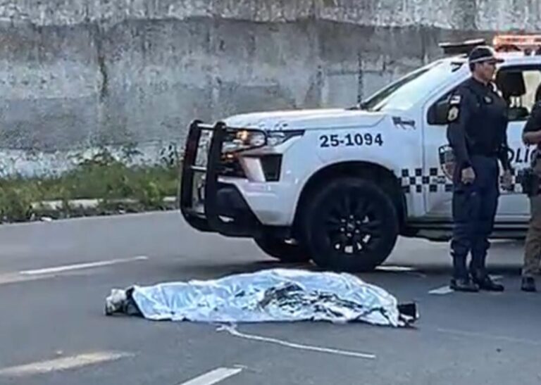 Mulher morre após perder controle de moto e bater cabeça em sarjeta em Manaus