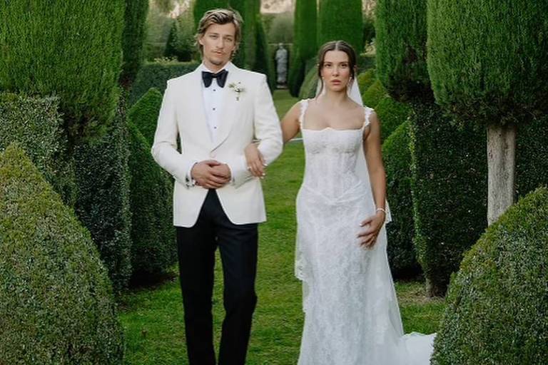 Millie Bobby Brown e marido, filho de Bon Jovi adotam primeira filha Millie Bobby Brown e marido, filho de Bon Jovi adotam primeira filha