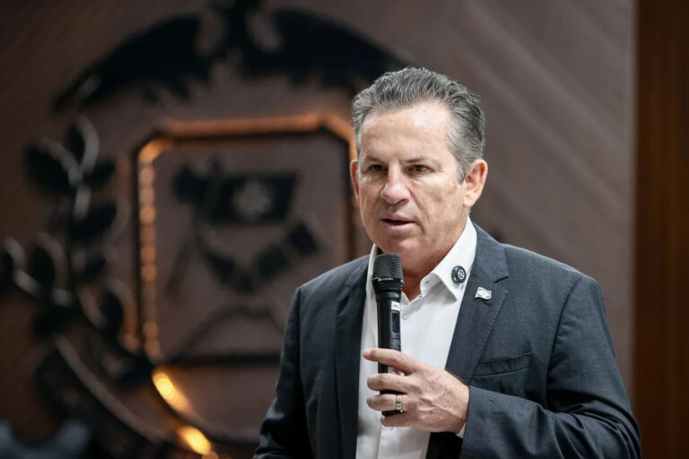 "Carlos Bolsonaro falou pela boca o que devia sair por outro lugar", diz governador do Mato Grosso