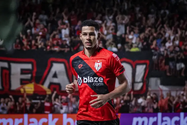 Alix Vinicius, zagueiro do Atlético-GO (Foto: Ingryd Oliveira/ACG)