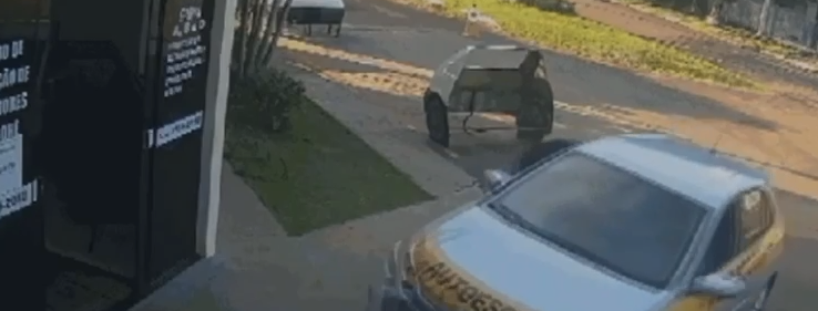 Carro de autoescola invade prédio durante aula de baliza em Mamborê