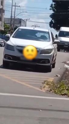 Casal faz carro balançar em plena rua e cena viraliza nas redes