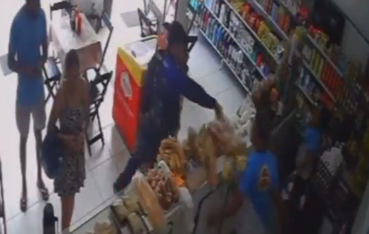 Demora na entrega de 'encomenda' termina em pancadaria entre motoboy e dono de padaria em Manaus