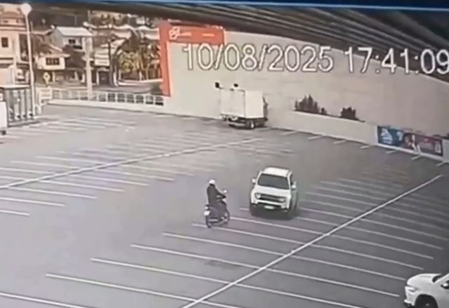 VÍDEO: Carro capota ao tentar desviar de moto em estacionamento de supermercado em SC