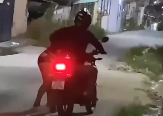 Mulher é flagrada em cena picante com motociclista de app em Manaus