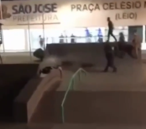 Em SC, pitbull ataca adolescente e socorrista em praça e é abatido pela polícia