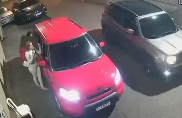 Em Itaquera, homem dá voadora e chuta ex-namorada em plena rua Em Itaquera, homem dá voadora e chuta ex-namorada em plena rua