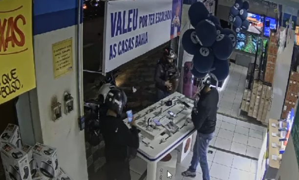 Criminosos roubam loja das Casas Bahia na zona sul de SP