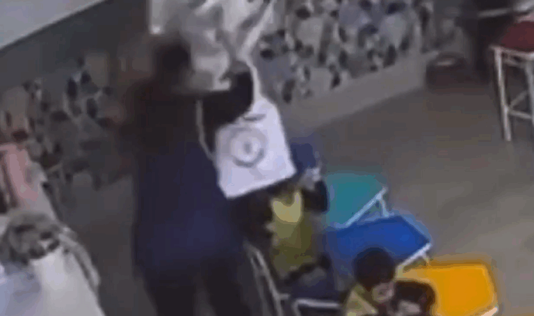 Professora é presa após agredir criança com pilha de livros em escola de Caxias do Sul