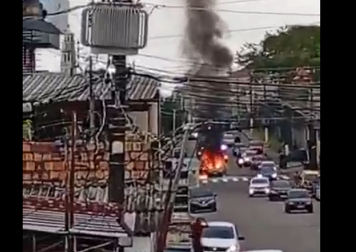 Carro pega fogo no meio da rua em Manaus