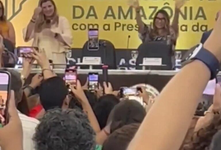 Janja é ovacionada durante participação em evento na UFAM; veja Janja é ovacionada durante participação em evento na UFAM; veja