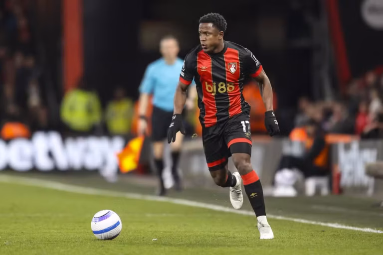Luís Sinisterra em jogo pelo Bournemouth, time inglês (Foto: Robin Jones/ AFC Bournemouth)