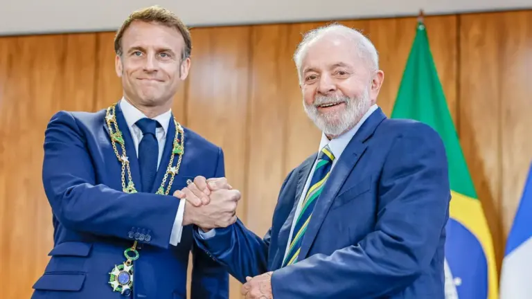 O presidente Luiz Inácio Lula da Silva e o presidente da França, Emmanuel Macron