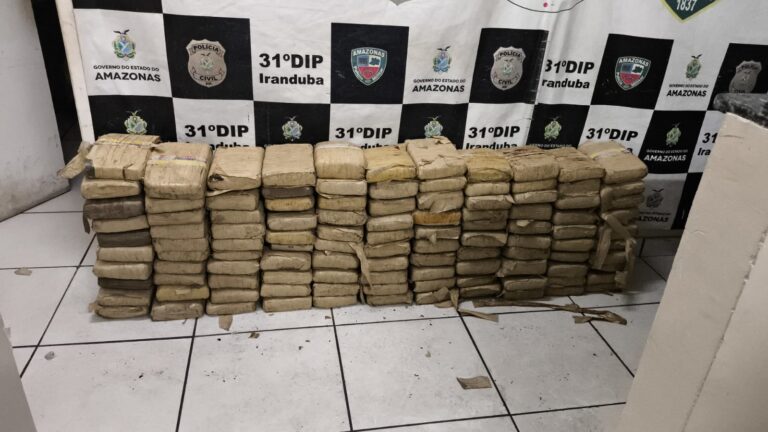 Polícia apreende 110 pacotes de droga em barco no Rio Solimões