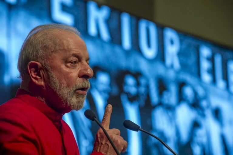 Lula diz que não vai desistir de criar moeda para substituir dólar: "Não preciso ficar subordinado"