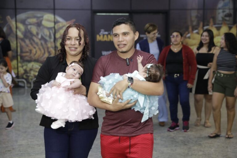 Gêmeas siamesas que passaram por cirurgia de separação em Goiás retornam ao Amazonas Gêmeas siamesas que passaram por cirurgia de separação em Goiás retornam ao Amazonas