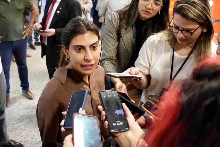 Acusada de agredir Nikolas, Camila Jara fica de fora da lista de denunciados na confusão da Câmara