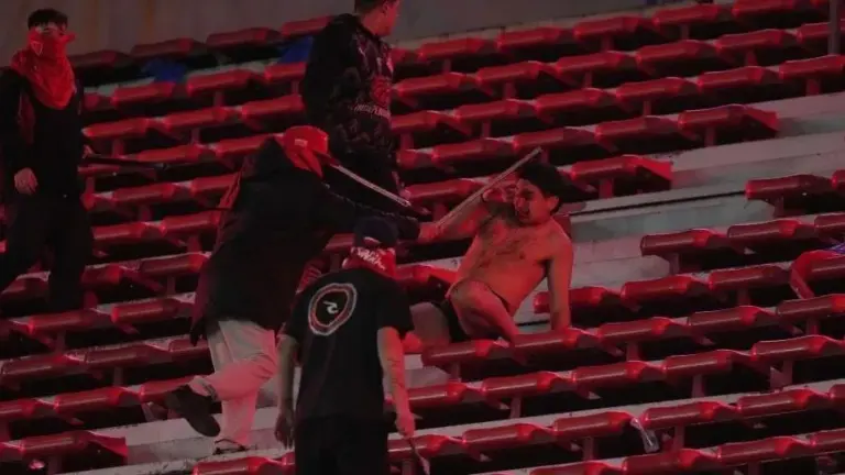 Torcedores são agredidos e deixados seminus em briga após jogo entre Independiente e Universidad de Chile