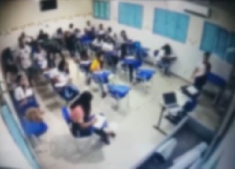 VÍDEO: Aluno agride professora no rosto em sala de aula no Sertão de Alagoas