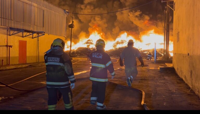 Incêndio em fábrica segue intenso e dura mais de 18 horas no Distrito Industrial