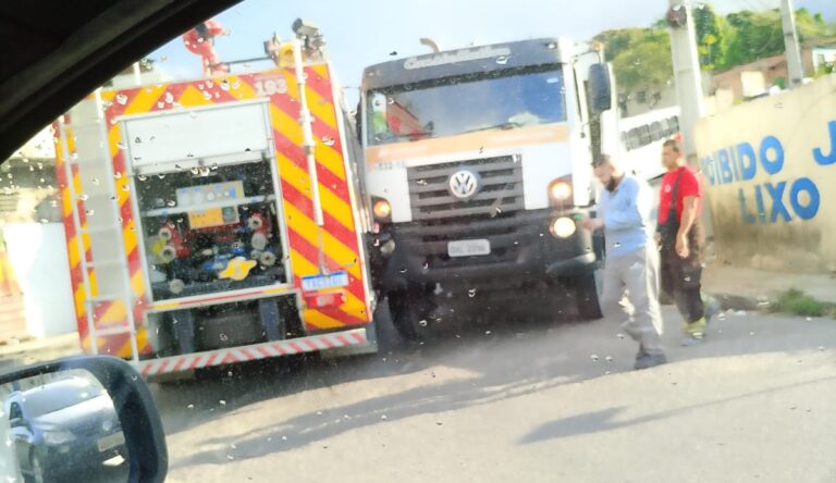 Viatura dos Bombeiros se envolve em acidente com caminhão de lixo em Manaus