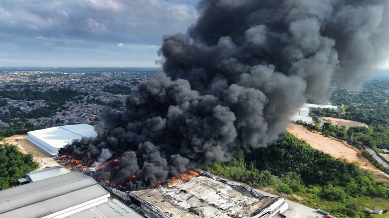 Veja tudo o que se sabe e o que já foi feito sobre o incêndio na Effa Mottors em Manaus