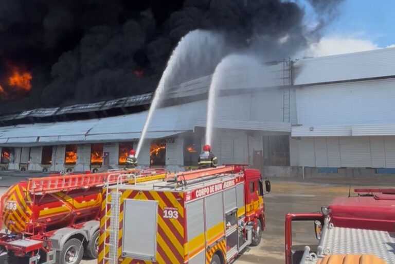 VÍDEO: Mototaxistas levam alimentos e água para bombeiros que enfrentam incêndio da Effa Motors