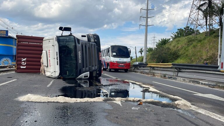 Carreta perde controle e tomba na avenida das Torres, em Manaus