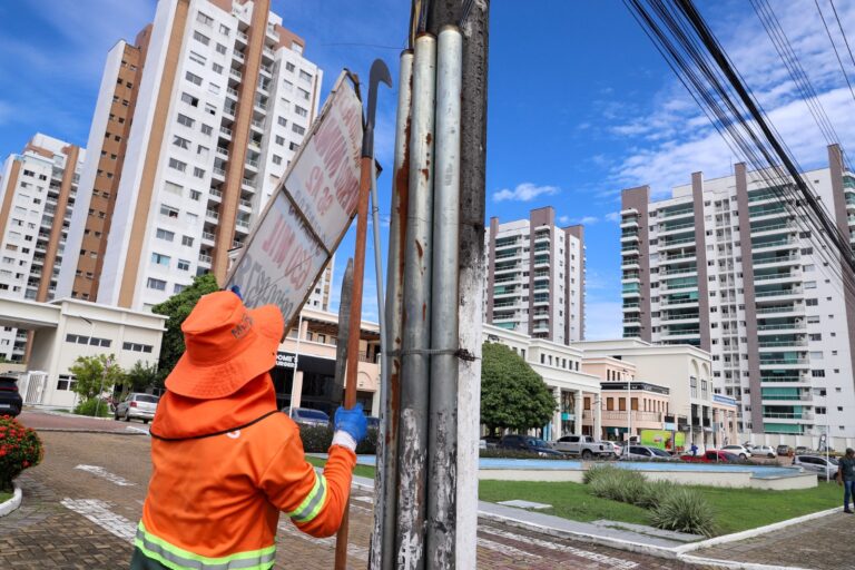 Aplicação de "lambe-lambes" em áreas públicas são fiscalizadas pela prefeitura em Manaus