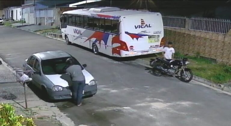 VÍDEO: Dupla furta bateria de carro estacionado em rua na Cidade Nova