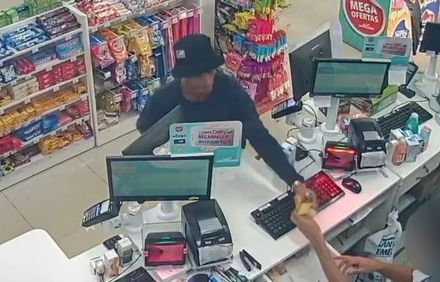 Suspeito é procurado por roubo a drogaria em Manaus