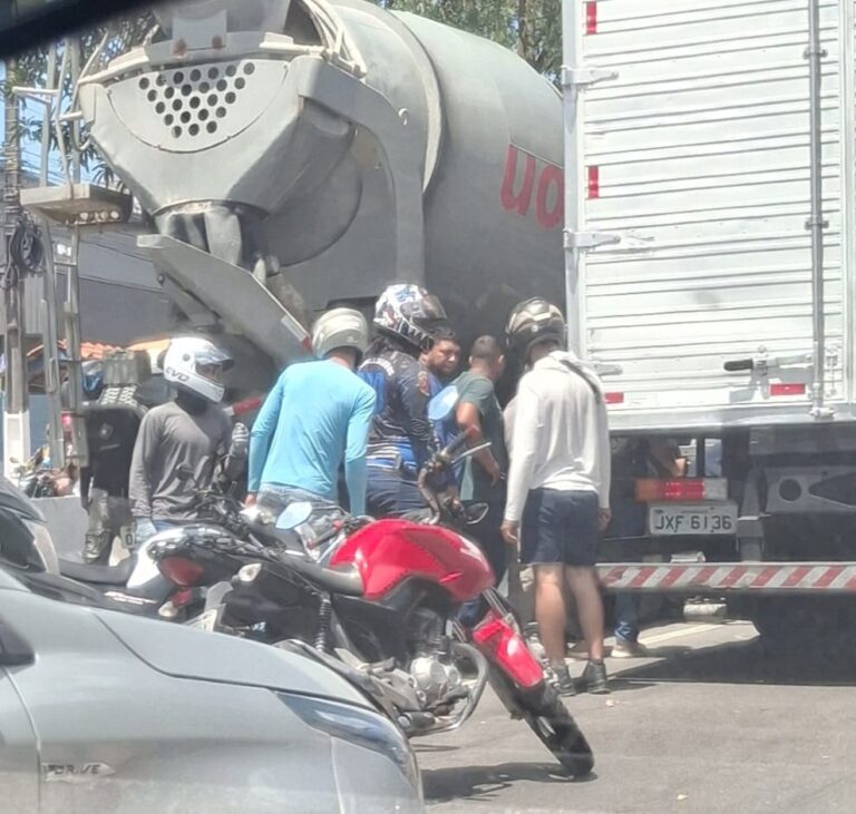 Motociclista fica preso entre caminhões em grave acidente em Manaus