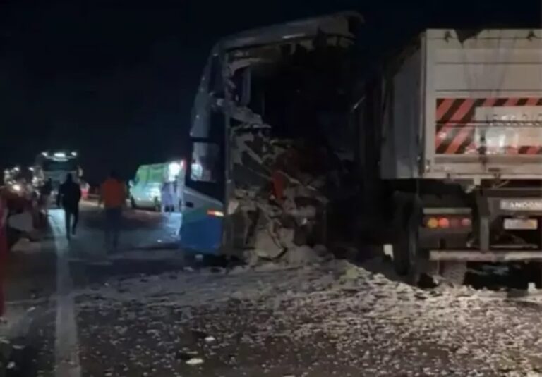 Acidente entre carreta e ônibus deixa 11 mortos e 45 feridos no MT