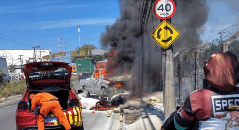 Motociclista morre carbonizado ao bater em carro em grave acidente em Manaus