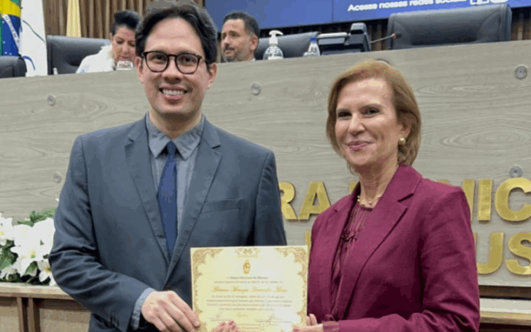 O advogado Adriano Menezes Hermida Maia foi homenageado pela vereadora Yomara Lins.