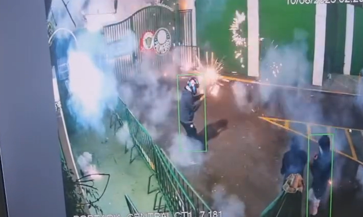 VÍDEO: CT do Palmeiras é atacado com bombas e rojões; clube fala em 'terrorismo'