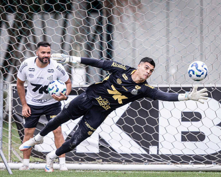 Brazão em treino no CT Rei Pelé (Foto: Raul Baretta/ Santos)