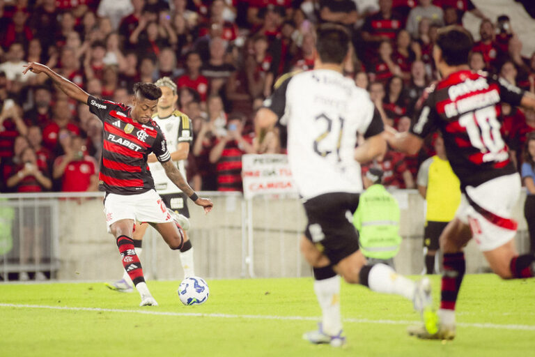 Bruno Henrique em Flamengo e Atlético-MG pelo Campeonato Brasileiro (Foto: Adriano Fontes/CRF)
